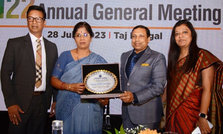 Lalit Beriwala, receiving a memento from Dr. Shashi Panja on behalf of Shyam Sunder Beriwala at the MCCI 122nd AGM for contributing to the economic development of West Bengal.