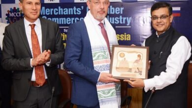 Mr. Rishabh C. Kothari, Immediate Past President, MCCI presenting a memento to H. E. Mr. Denis Alipov, Ambassador Extraordinary & Plenipotentiary of the Russian Federation to the Republic of India. On his right - Mr. Alexey M. Idamkin, Consul General of the Russian Federation in Kolkata at the Special Session on ‘Perspectives of India – Russia Economic Cooperation’ held today at MCCI